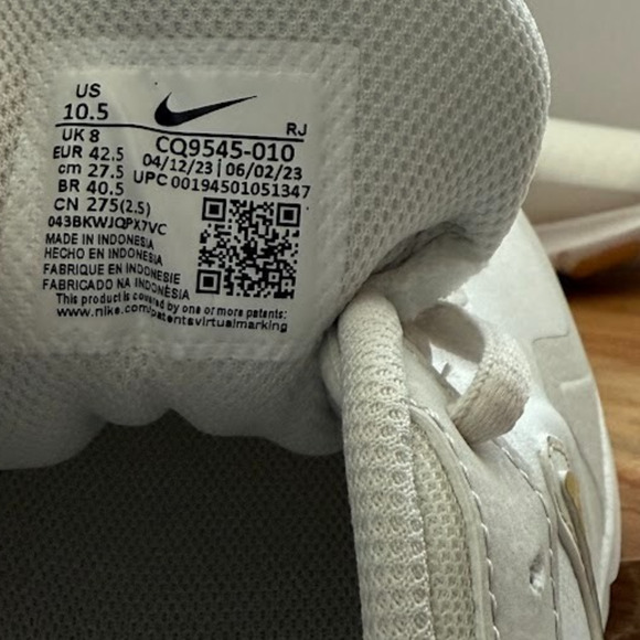 Nike Legend Essential 2 White Running Shoes Women' Sz 10.5 White/Gold CQ9545-010 - Picture 11 of 12